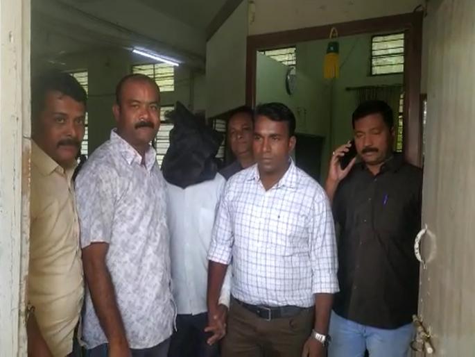 In Dhule, Mother Gave to accused 25 thousand for killed her son | २५ हजारांत आईनेच दिली पोटच्या मुलाला मारण्याची सुपारी; कारण ऐकून धक्का बसेल In Dhule, Mother Gave to accused 25 thousand for killed her son | २५ हजारांत आईनेच दिली पोटच्या मुलाला मारण्याची सुपारी; कारण ऐकून धक्का बसेल