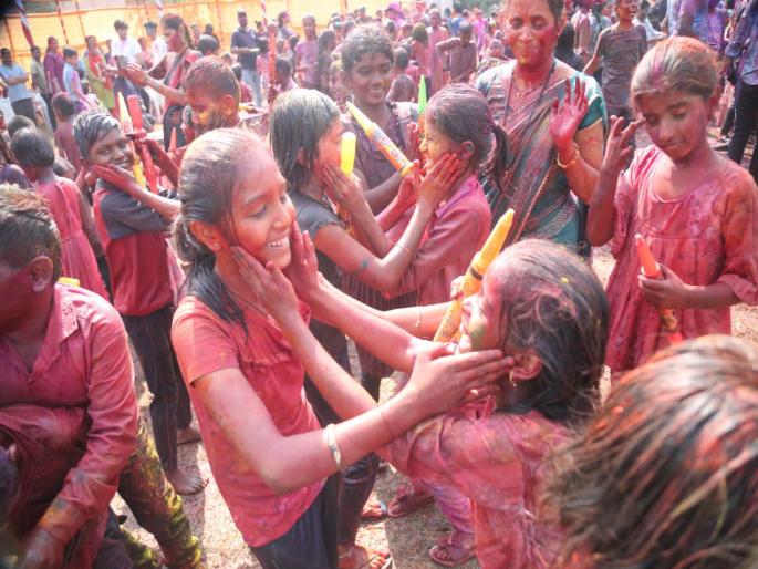 The festival of holi is celebrated with joy everywhere in Pune | बुरा न मानो होली हैं...! पुण्यात सर्वत्र धूलिवंदनाचा रंगोत्सव जल्लोषात साजरा The festival of holi is celebrated with joy everywhere in Pune | बुरा न मानो होली हैं...! पुण्यात सर्वत्र धूलिवंदनाचा रंगोत्सव जल्लोषात साजरा