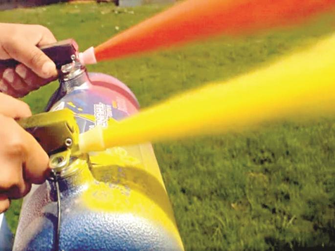 This year the colors to be blown from the 'Nano compressor' machine; Blasts colors up to 40 feet at high speed | यंदा ‘नॅनो कॉम्प्रेसर’ मशीनमधून उडविला जाणार रंग; अतिवेगाने ४० फुटांपर्यंत रंगांची उधळण This year the colors to be blown from the 'Nano compressor' machine; Blasts colors up to 40 feet at high speed | यंदा ‘नॅनो कॉम्प्रेसर’ मशीनमधून उडविला जाणार रंग; अतिवेगाने ४० फुटांपर्यंत रंगांची उधळण