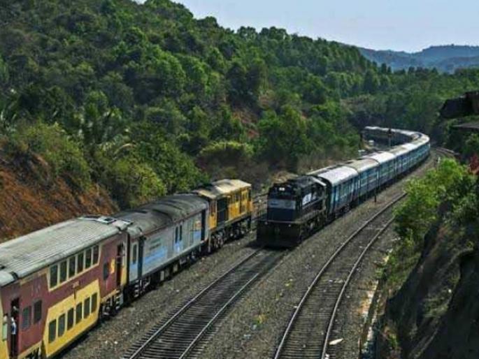 Due to the smoke spread in the tunnel trains on the Konkan Railway line were delayed | बोगद्यात पसरलेल्या धुरामुळे कोकण रेल्वे मार्गावरील गाड्यांचा खाेळंबा, प्रवाशांचे हाल Due to the smoke spread in the tunnel trains on the Konkan Railway line were delayed | बोगद्यात पसरलेल्या धुरामुळे कोकण रेल्वे मार्गावरील गाड्यांचा खाेळंबा, प्रवाशांचे हाल