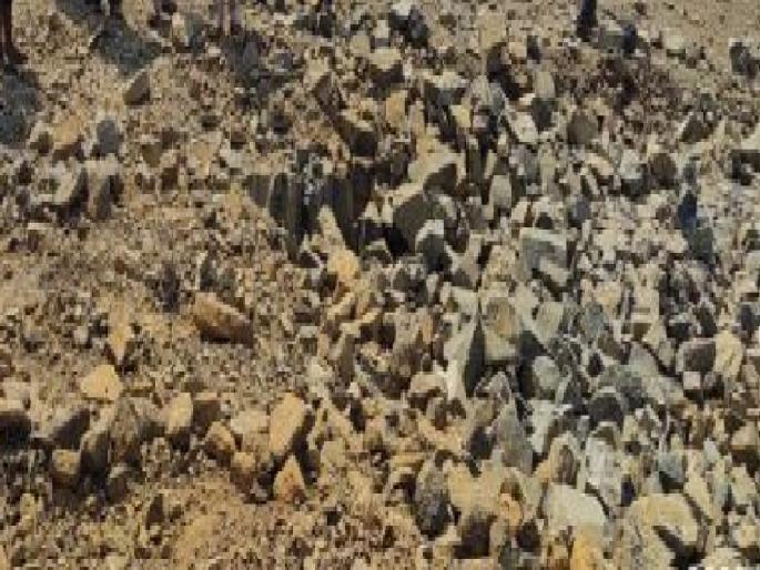 Large earthquake in Dhutroli area due to landmine | सुरुंगामुळे धुत्राेली परिसर हादरला, अनधिकृत कार्यवाहीच्या विरोधात कारवाईची मागणी Large earthquake in Dhutroli area due to landmine | सुरुंगामुळे धुत्राेली परिसर हादरला, अनधिकृत कार्यवाहीच्या विरोधात कारवाईची मागणी