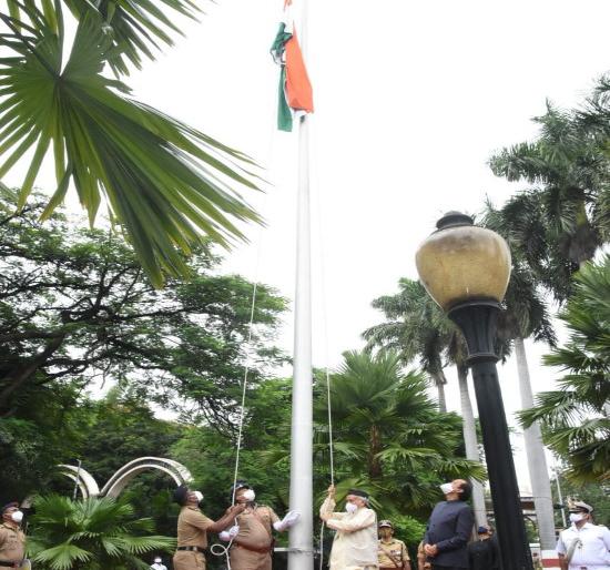 Flag hoisting at the premises of Divisional Commissioner's Office by Governor Bhagat Singh Koshyari in Pune | पुण्यात राज्यपाल भगतसिंह कोश्यारी यांच्या हस्ते विभागीय आयुक्त कार्यालयाच्या प्रांगणात ध्वजारोहण