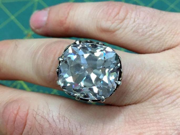 Britain woman who bought a ring for 12 dollars 30 years ago finds out its worth a fortune | वाह रे नशीब! ८५० रूपयांना घेतलेली अंगठी विकायला गेली होती महिला आणि... Britain woman who bought a ring for 12 dollars 30 years ago finds out its worth a fortune | वाह रे नशीब! ८५० रूपयांना घेतलेली अंगठी विकायला गेली होती महिला आणि...