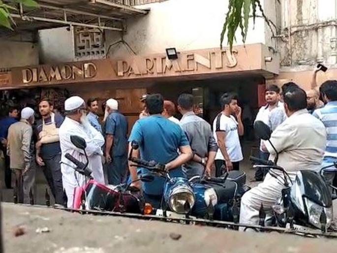 Hurried! A 4 year old girl with a throat whipped her throat | Video : हृदयद्रावक! आईसह ४ वर्षाच्या मुलीची केली गळा चिरून हत्या Hurried! A 4 year old girl with a throat whipped her throat | Video : हृदयद्रावक! आईसह ४ वर्षाच्या मुलीची केली गळा चिरून हत्या