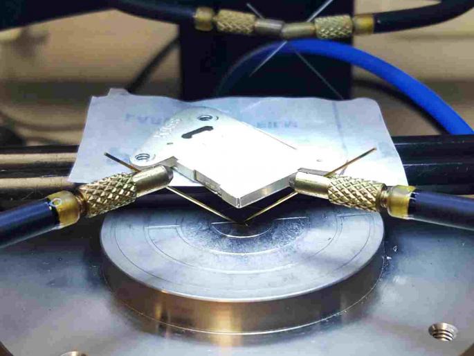 Researchers at the University of Bristol in Britain have developed the world first diamond battery powered by nuclear energy | हजारो वर्षे चालेल बॅटरी, चार्जिंगची गरजच नाही Researchers at the University of Bristol in Britain have developed the world first diamond battery powered by nuclear energy | हजारो वर्षे चालेल बॅटरी, चार्जिंगची गरजच नाही