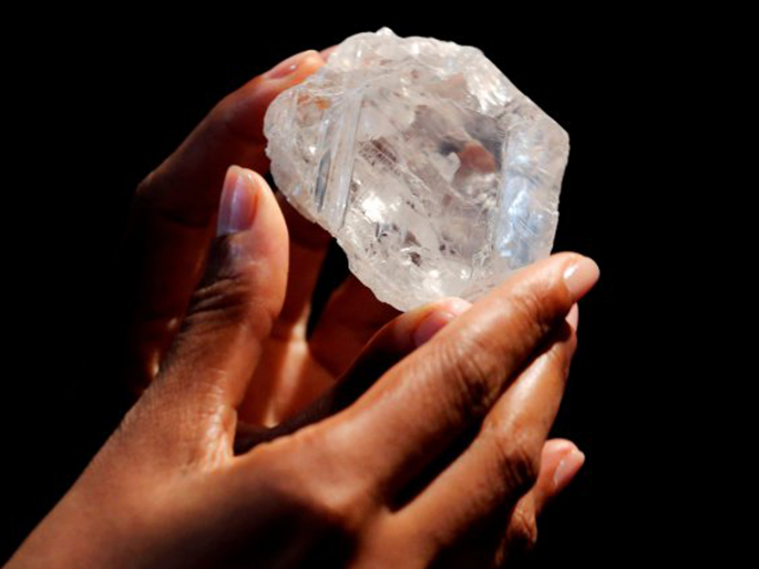 Precious stone smuggled in the well | विहिरीत सापडलेल्या मौल्यवान दगडाची तस्करी