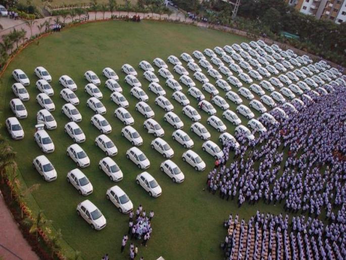 surat diamond merchant gifts 600 cars and 900 fd to his employees as diwali gift | 'त्या' कंपनीत यंदाही दिवाळीची बहार; कर्मचाऱ्यांना मिळणार तब्बल 600 कार surat diamond merchant gifts 600 cars and 900 fd to his employees as diwali gift | 'त्या' कंपनीत यंदाही दिवाळीची बहार; कर्मचाऱ्यांना मिळणार तब्बल 600 कार