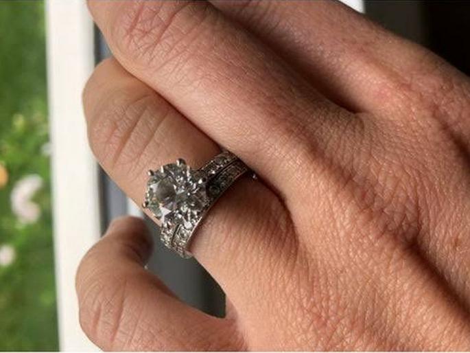 Australian couple throw his diamond engagement and wedding rings in trash | कपलने चुकून कचऱ्यात फेकल्या डायमंडच्या दोन अंगठ्या आणि.... Australian couple throw his diamond engagement and wedding rings in trash | कपलने चुकून कचऱ्यात फेकल्या डायमंडच्या दोन अंगठ्या आणि....