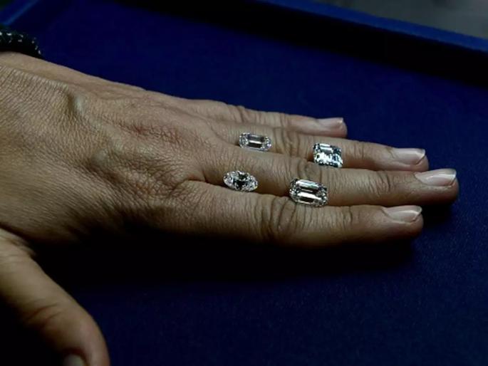 Russia-Ukraine War loses the luster of India's Diamond City; Crisis on jobs of 20 lakh people | रशिया-युक्रेन युद्धामुळे भारतातील डायमंड सिटीची चमक हरवली; 20 लाख लोकांच्या नोकरीवर संकट... Russia-Ukraine War loses the luster of India's Diamond City; Crisis on jobs of 20 lakh people | रशिया-युक्रेन युद्धामुळे भारतातील डायमंड सिटीची चमक हरवली; 20 लाख लोकांच्या नोकरीवर संकट...