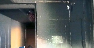 Flat fire in Dicholi due to short circuit fortunately woman escaped | डिचोलीत शॉर्ट सर्किटमुळे फ्लॅटला आग, सुदैवाने महिला बचावली Flat fire in Dicholi due to short circuit fortunately woman escaped | डिचोलीत शॉर्ट सर्किटमुळे फ्लॅटला आग, सुदैवाने महिला बचावली