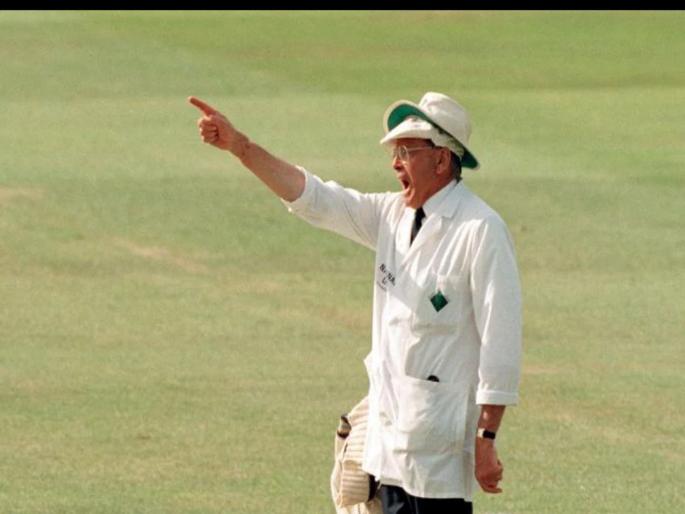 Special article on the death of cricket's great umpire Dickie Bird | ...आणि प्रेक्षक मैदानात शिरले; अंतिम लढतीत हरवलेली टोपी सापडली बस कंडक्टरकडे