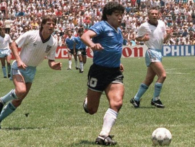 FIFA Football World Cup 2018: Diego Maradonas goal of the century best ever goal in football history | FIFA Football World Cup 2018 : दिएगो मॅरोडोनाने मारला होता फुटबॉलच्या इतिहासातील सर्वात यादगार गोल, बघा व्हिडीओ! FIFA Football World Cup 2018: Diego Maradonas goal of the century best ever goal in football history | FIFA Football World Cup 2018 : दिएगो मॅरोडोनाने मारला होता फुटबॉलच्या इतिहासातील सर्वात यादगार गोल, बघा व्हिडीओ!
