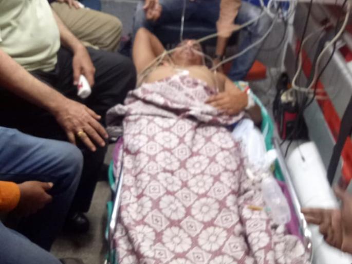 Digambar Agarvan's attempt to suicide in stampede: Phaltan police station | बेमुदत उपोषणास बसलेल्या दिगंबर आगवणेंचा आत्महत्येचा प्रयत्न-फलटण पोलीसवर दगडफेक