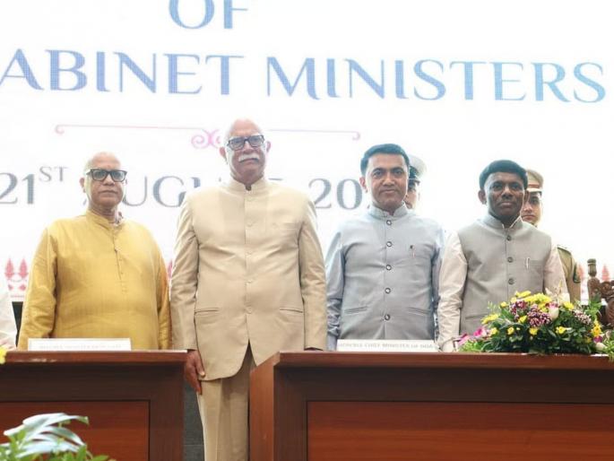 digambar kamat and ramesh tawadkar take oath as ministers | दिगंबर कामत, रमेश तवडकर यांना मंत्रिपदाची शपथ digambar kamat and ramesh tawadkar take oath as ministers | दिगंबर कामत, रमेश तवडकर यांना मंत्रिपदाची शपथ
