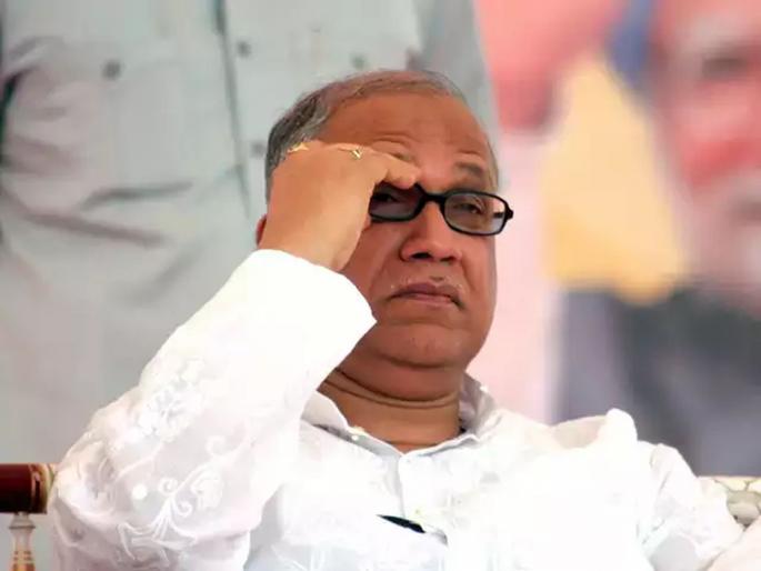 Though the mind is strong, time and time again make tough decisions | मनाने मवाळ असलो तरी वेळप्रसंगी कणखर निर्णयही घेतले- दिगंबर कामत Though the mind is strong, time and time again make tough decisions | मनाने मवाळ असलो तरी वेळप्रसंगी कणखर निर्णयही घेतले- दिगंबर कामत