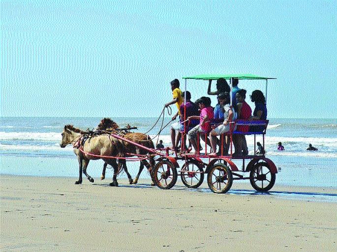 Diveaagar shore was blown away by tourists | दिवेआगर किनारा पर्यटकांनी बहरला