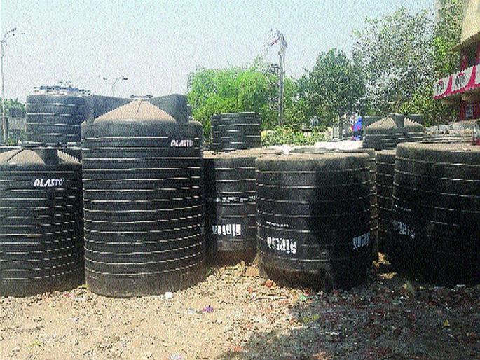 Godown, Goddess becomes a pathway to ignore action | दिघ्यातील पदपथ बनले गोडाऊन, कारवाईकडे दुर्लक्ष Godown, Goddess becomes a pathway to ignore action | दिघ्यातील पदपथ बनले गोडाऊन, कारवाईकडे दुर्लक्ष