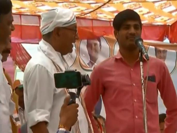 Video: Digvijay Singh asked, why did 15 lakhs come? The answer is given by youth on stage | Video: दिग्विजय सिंहानी विचारलं, 15 लाख आले का? स्टेजवर येऊन युवकाने दिलं हे उत्तर Video: Digvijay Singh asked, why did 15 lakhs come? The answer is given by youth on stage | Video: दिग्विजय सिंहानी विचारलं, 15 लाख आले का? स्टेजवर येऊन युवकाने दिलं हे उत्तर