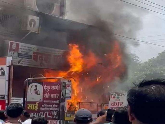 Short circuit and damage the digital board shop | शॉर्ट सर्किट होऊन डिजिटल बोर्डचे दुकान खाक Short circuit and damage the digital board shop | शॉर्ट सर्किट होऊन डिजिटल बोर्डचे दुकान खाक