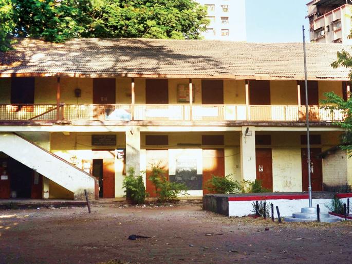 Digital schools in broken buildings | मोडक्या इमारतींमध्ये डिजिटल शाळा Digital schools in broken buildings | मोडक्या इमारतींमध्ये डिजिटल शाळा