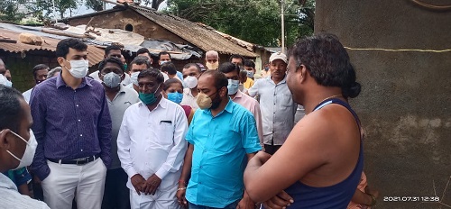 District Collector inspected flood-hit Kasbe Digraj and Mauje Digraj villages | पुरग्रस्त कसबे डिग्रज, मौजे डिग्रज गावांची जिल्हाधिकाऱ्यांनी केली पाहणी