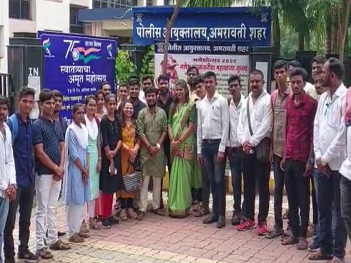 Protest of MP Navneet Rana on behalf of Maharashtra Police Boys Association in Amravati | अमरावतीत महाराष्ट्र पोलीस बॉइज संघटनेच्या वतीने नवनीत राणांचा निषेध; गुन्हा दाखल करण्याची मागणी Protest of MP Navneet Rana on behalf of Maharashtra Police Boys Association in Amravati | अमरावतीत महाराष्ट्र पोलीस बॉइज संघटनेच्या वतीने नवनीत राणांचा निषेध; गुन्हा दाखल करण्याची मागणी