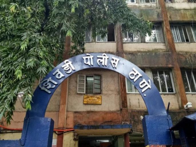 50 to 60 women were blackmailed by making obscene videos; Shocking incident in Mumbai | ५० ते ६० महिलांचे अश्लील व्हिडीओ बनवून केले ब्लॅकमेलिंग; शिवडीतील धक्कादायक घटना 50 to 60 women were blackmailed by making obscene videos; Shocking incident in Mumbai | ५० ते ६० महिलांचे अश्लील व्हिडीओ बनवून केले ब्लॅकमेलिंग; शिवडीतील धक्कादायक घटना