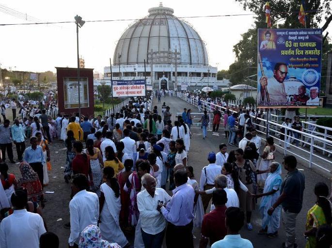 Thousands of Buddhist brothers were expelled from Dikshabhoomi | दीक्षाभूमीवरून हजारो बौद्ध बांधवांना हाकलले