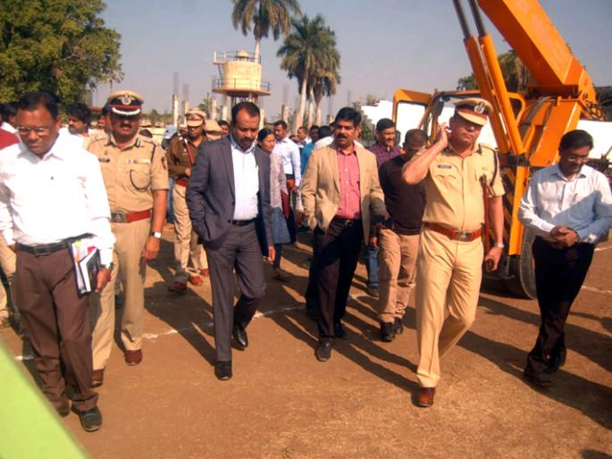 Narendra Modi visits Solapur spot on Wednesday, meeting place for inspection by special squad of Delhi | नरेंद्र मोदी बुधवारी सोलापूर दौºयावर, दिल्लीच्या विशेष पथकाकडून सभा स्थळाची पाहणी Narendra Modi visits Solapur spot on Wednesday, meeting place for inspection by special squad of Delhi | नरेंद्र मोदी बुधवारी सोलापूर दौºयावर, दिल्लीच्या विशेष पथकाकडून सभा स्थळाची पाहणी