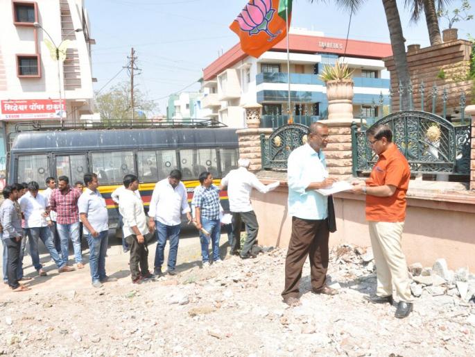 9ft encroachment by BJP MP Dilip Gandhi's bungalow | भाजप खासदार दिलीप गांधी यांच्या बंगल्याचे ९ फूट अतिक्रमण