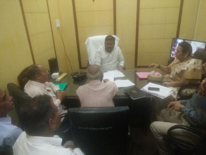 Dilip Kamble will hold a special meeting with Chief Minister in Mumbai on the issue of diversion | भटक्या विमुक्तांच्या प्रश्नावर मुंबईत मुख्यमंत्र्यांसोबत विशेष बैठक घेणार - दिलीप कांबळे