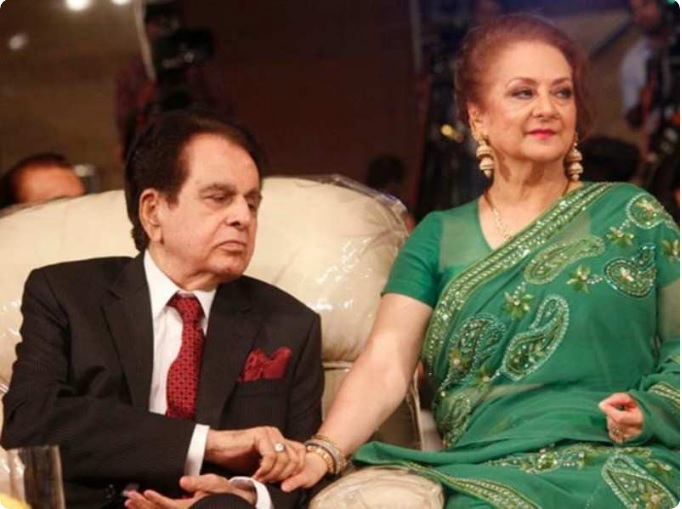 saira banu tweet on behalf of dilip kumar | या कारणामुळे सायरा बानू यांनी केले दिलीप कुमार यांच्या ट्विटर हँडलवरून ट्वीट saira banu tweet on behalf of dilip kumar | या कारणामुळे सायरा बानू यांनी केले दिलीप कुमार यांच्या ट्विटर हँडलवरून ट्वीट