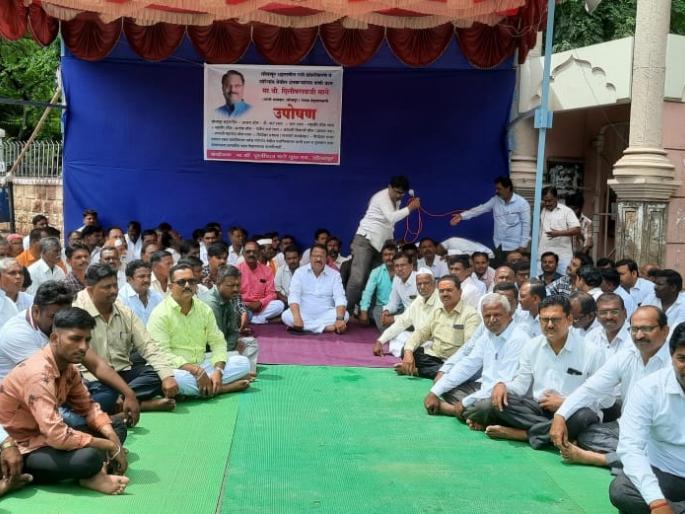 Former MLA Dilip Mane's hunger strike in front of Solapur Municipal Corporation; Find out why | माजी आमदार दिलीप माने यांचे सोलापूर महानगरपालिकेसमोर उपोषण; जाणून घ्या कारण Former MLA Dilip Mane's hunger strike in front of Solapur Municipal Corporation; Find out why | माजी आमदार दिलीप माने यांचे सोलापूर महानगरपालिकेसमोर उपोषण; जाणून घ्या कारण
