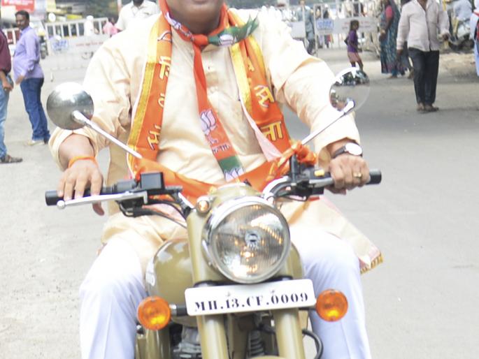 Shiv Sena's Dilip Mane is the richest candidate | Maharashtra Election 2019; शिवसेनेचे दिलीप माने कुटुंबीयांकडे ३० कोटी रुपयांची संपत्ती Shiv Sena's Dilip Mane is the richest candidate | Maharashtra Election 2019; शिवसेनेचे दिलीप माने कुटुंबीयांकडे ३० कोटी रुपयांची संपत्ती