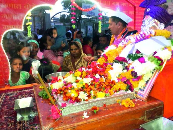 Dindhi: 'Welcome' of Mr. Pulchi in Buldhana! | श्रद्धाभूमी ते प्रकटभूमी पायी दिंडी : बुलडाण्यात ‘श्री’च्या पालखीचे उत्साहात स्वागत! Dindhi: 'Welcome' of Mr. Pulchi in Buldhana! | श्रद्धाभूमी ते प्रकटभूमी पायी दिंडी : बुलडाण्यात ‘श्री’च्या पालखीचे उत्साहात स्वागत!