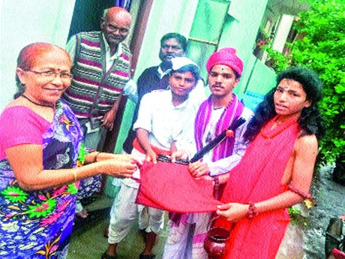 Dindi giving a plastic bag | प्लॅस्टिक पिशवीला फाटा देत दिंडी Dindi giving a plastic bag | प्लॅस्टिक पिशवीला फाटा देत दिंडी