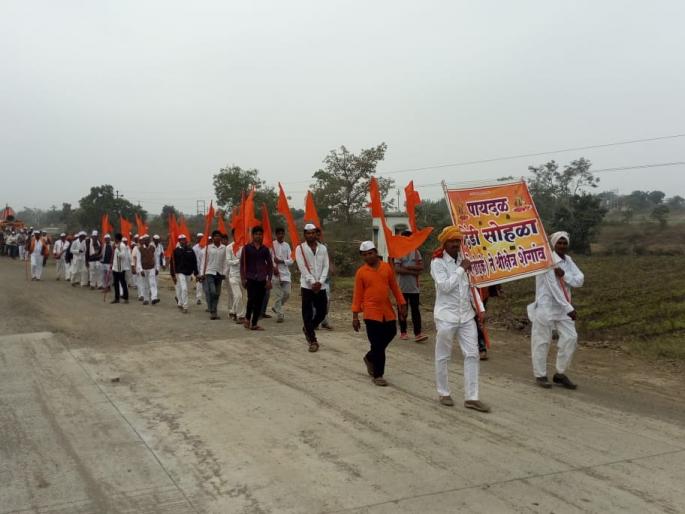 Saint Gajanan Maharaj's Dindi left for Shegaon | संत गजानन महाराज यांची पायदळ दिंडी शेगावला रवाना Saint Gajanan Maharaj's Dindi left for Shegaon | संत गजानन महाराज यांची पायदळ दिंडी शेगावला रवाना
