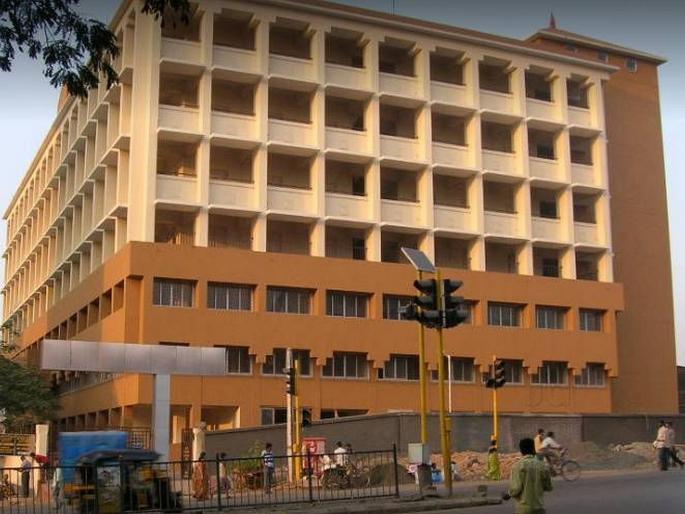 A flute was thrown at the judges saying 'Jai Sri Krishna' | ‘जय श्रीकृष्ण’ म्हणत न्यायाधीशांवर भिरकावली बासरी A flute was thrown at the judges saying 'Jai Sri Krishna' | ‘जय श्रीकृष्ण’ म्हणत न्यायाधीशांवर भिरकावली बासरी