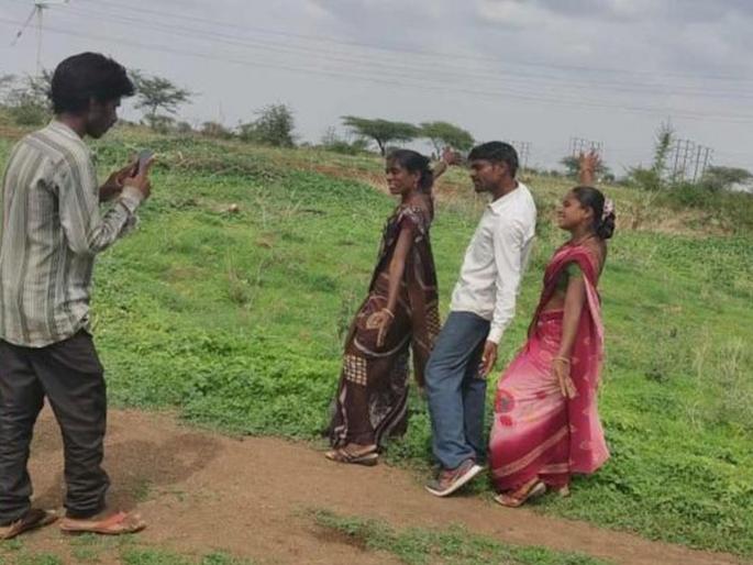 feel like devastated both wives cried dinesh pawar on tiktok ban | टिकटॉक बंद झाल्यानं आम्ही उद्ध्वस्त झालो; दोन बायकांचा धनी म्हणाला... feel like devastated both wives cried dinesh pawar on tiktok ban | टिकटॉक बंद झाल्यानं आम्ही उद्ध्वस्त झालो; दोन बायकांचा धनी म्हणाला...