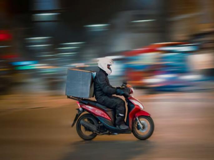 Oxford University graduate Chinese man in Singapore doing food delivery work story viral earning lakhs per month | ऑक्सफर्ड युनिव्हर्सिटीचा ग्रॅज्युएट; तरीही करतोय फूड डिलिव्हरीचं काम, महिन्याला लाखोंची कमाई