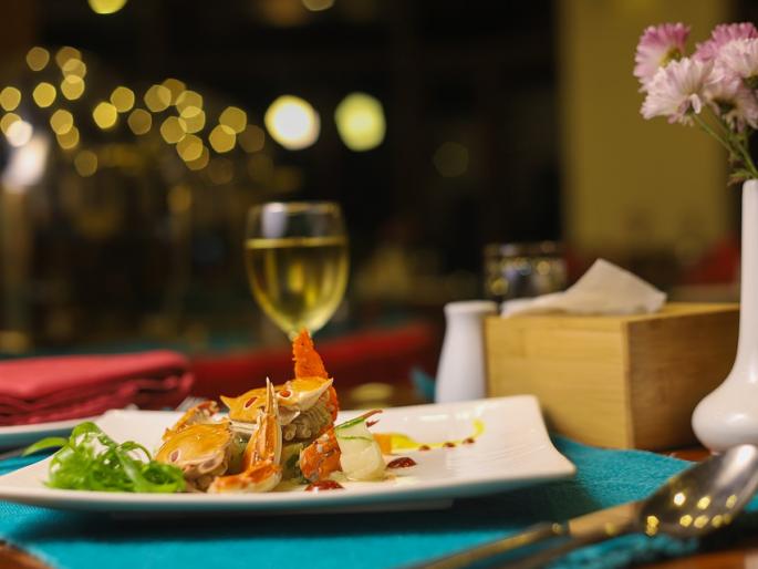 Hotels and malls across the country will be open from tomorrow | देशभरातील हॉटेल, मॉल उद्यापासून होणार सुरू, मंदिरांचेही प्रवेशद्वार उघडणार Hotels and malls across the country will be open from tomorrow | देशभरातील हॉटेल, मॉल उद्यापासून होणार सुरू, मंदिरांचेही प्रवेशद्वार उघडणार