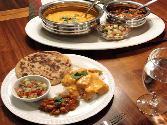 Hotel workers served chopsticks to customers instead of food | हॉटेलमधील कामगारांनी ग्राहकांना जेवणाऐवजी दिला चोप Hotel workers served chopsticks to customers instead of food | हॉटेलमधील कामगारांनी ग्राहकांना जेवणाऐवजी दिला चोप