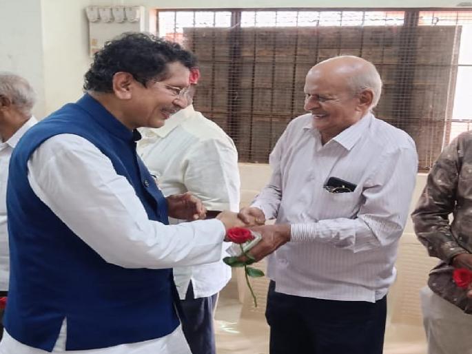 Vocational education lessons for children in primary schools in future says School Education Minister Deepak Kesarkar | भविष्यात प्राथमिक शाळांमध्येच मुलांना व्यावसायिक शिक्षणाचे धडे - शालेय शिक्षण मंत्री दीपक केसरकर  Vocational education lessons for children in primary schools in future says School Education Minister Deepak Kesarkar | भविष्यात प्राथमिक शाळांमध्येच मुलांना व्यावसायिक शिक्षणाचे धडे - शालेय शिक्षण मंत्री दीपक केसरकर