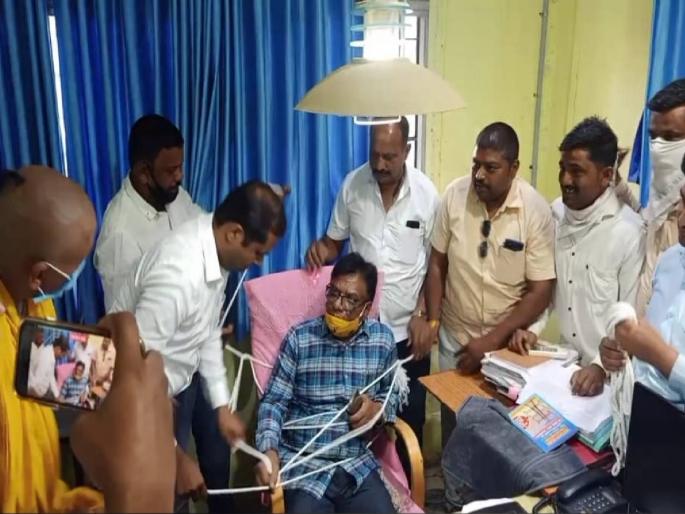 The MLA tied the engineers of the power company with ropes; MLA Mangesh Chavan detain by police | वीज कंपनीच्या अभियंत्यास आमदारांनी दोरीने बांधले; आमदार मंगेश चव्हाण पोलिसांच्या ताब्यात The MLA tied the engineers of the power company with ropes; MLA Mangesh Chavan detain by police | वीज कंपनीच्या अभियंत्यास आमदारांनी दोरीने बांधले; आमदार मंगेश चव्हाण पोलिसांच्या ताब्यात