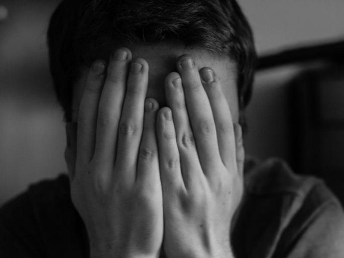 Persecution as a Sari Nesavi; The young man picked up in the police | साडी नेसावी म्हणून छळ; तरूणाने घेतली पोलिसात धाव Persecution as a Sari Nesavi; The young man picked up in the police | साडी नेसावी म्हणून छळ; तरूणाने घेतली पोलिसात धाव