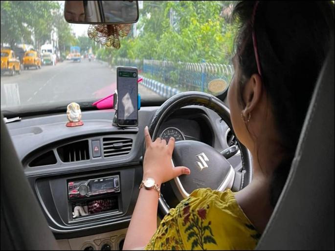 Should be a girl! A young engineer turned taxi driver for the family | मुलगी असावी तर अशी! इंजिनिअर तरुणी कुटुंबासाठी बनली टॅक्सी ड्रायव्हर Should be a girl! A young engineer turned taxi driver for the family | मुलगी असावी तर अशी! इंजिनिअर तरुणी कुटुंबासाठी बनली टॅक्सी ड्रायव्हर