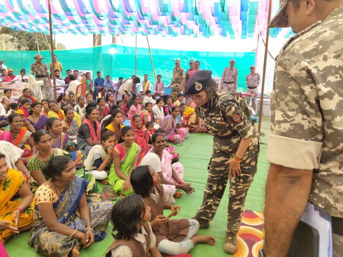 Director General of Police praises the tribal girl | तुला व्हिडीओ काढता येतो, मला पण शिकवं! पोलिस महासंचालकांची आदिवासी मुलीला दाद  Director General of Police praises the tribal girl | तुला व्हिडीओ काढता येतो, मला पण शिकवं! पोलिस महासंचालकांची आदिवासी मुलीला दाद