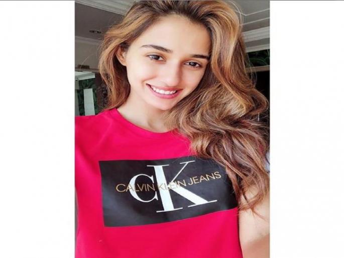 Disha Patani Amps Ups The Hotness Quotient in Pink T-Shirt And ‘No Makeup’ Selfie | दिशा पटानीचा हा अंदाज तुम्ही पाहिला आहे?, मेकअपविनाही खुलले सौंदर्य