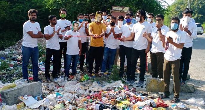 Nagpur City Garbage City: Inauguration of 75 garbage dumps in the city under the guise of Mayor and Commissioner | Nagpur Garbage Issue : महापौर व आयुक्तांचा मुखवटा घालून चक्क ७५ कचरा ढिगार्यांचे उद्धाटन Nagpur City Garbage City: Inauguration of 75 garbage dumps in the city under the guise of Mayor and Commissioner | Nagpur Garbage Issue : महापौर व आयुक्तांचा मुखवटा घालून चक्क ७५ कचरा ढिगार्यांचे उद्धाटन