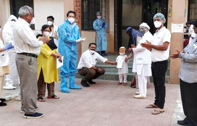 Three-year-old Boy overcomes Corona in Akola | अकोल्यात तीन वर्षाच्या चिमुकल्याची कोरोनावर मात Three-year-old Boy overcomes Corona in Akola | अकोल्यात तीन वर्षाच्या चिमुकल्याची कोरोनावर मात